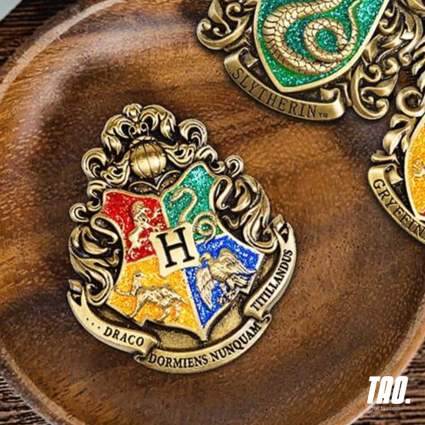 Pin insignia de Harry Potter.